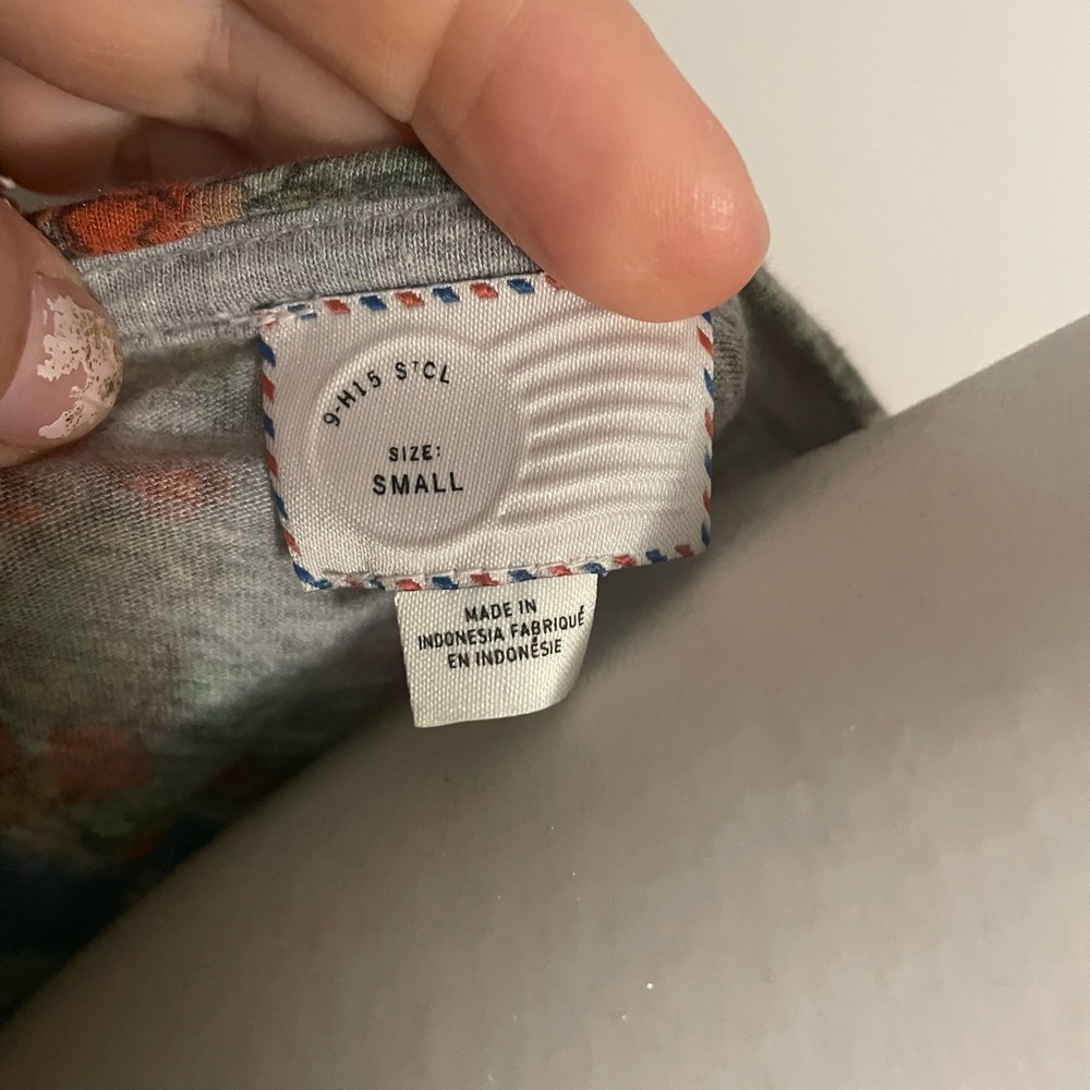 Anthropologie Postmark shirt sz small gray with lovely floral pattern - Picture 7 of 7